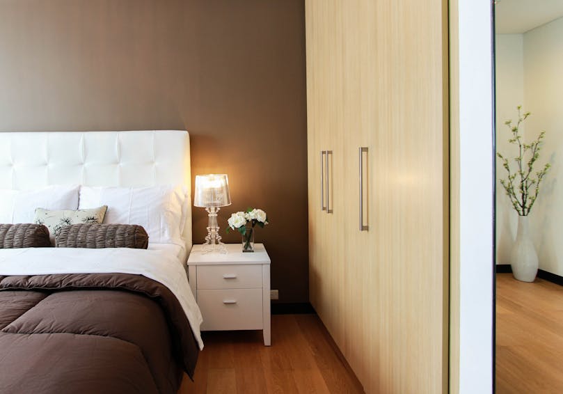 Chambre avec un lit et une table de chevet